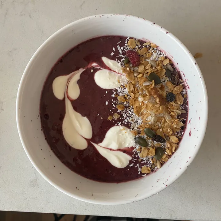 Purple smoothie bowl with yoghurt hearts and homemade granola