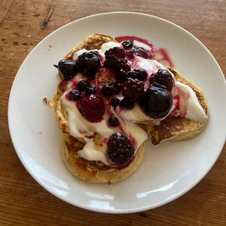 Pancakes with yoghurt and berry compote